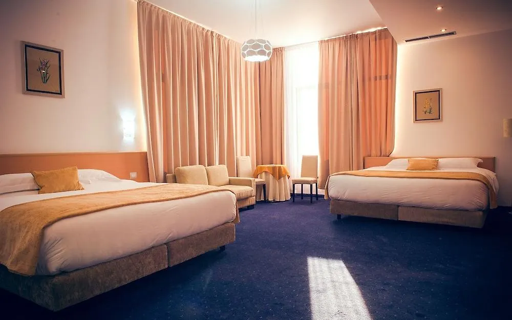 Hotel Airport Tirana Ринас